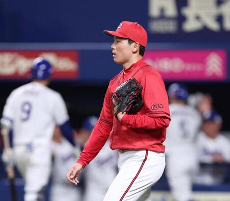 １回、阿部に先制となる適時打を浴びた栗林（撮影・北村雅宏）