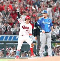 ６回、同点となる適時三塁打を放ち、指を立てる小園（左）＝撮影・北村雅宏