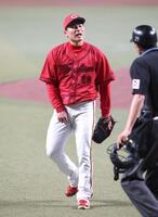 １回、違和感を感じ、事情を球審に申し出る栗林（撮影・北村雅宏）