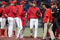 １回、負傷してマウンドを後にする栗林（中央右）＝撮影・北村雅宏
