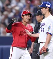 ５回、中前打を放ち、拳を握る名原（撮影・北村雅宏）