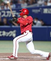 ５回、中前打を放つ名原（撮影・北村雅宏）