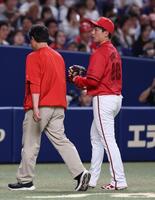 １回、トレーナーに付き添われベンチへ戻る栗林。交代となる