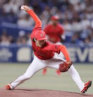 １回途中から２番手で登板した鈴木