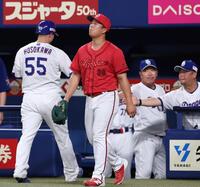 ７回、石川昂に２点適時打を浴びた塹江（中央）＝撮影・北村雅宏