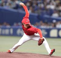 １回途中から登板する鈴木（撮影・北村雅宏）