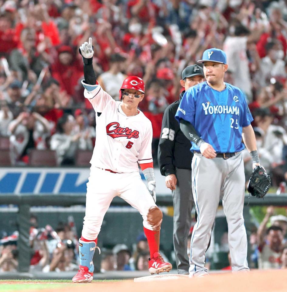 ６回、同点となる適時三塁打を放ち、指を立てる小園（左）＝撮影・北村雅宏