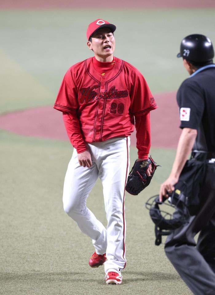 １回、違和感を感じ、事情を球審に申し出る栗林（撮影・北村雅宏）