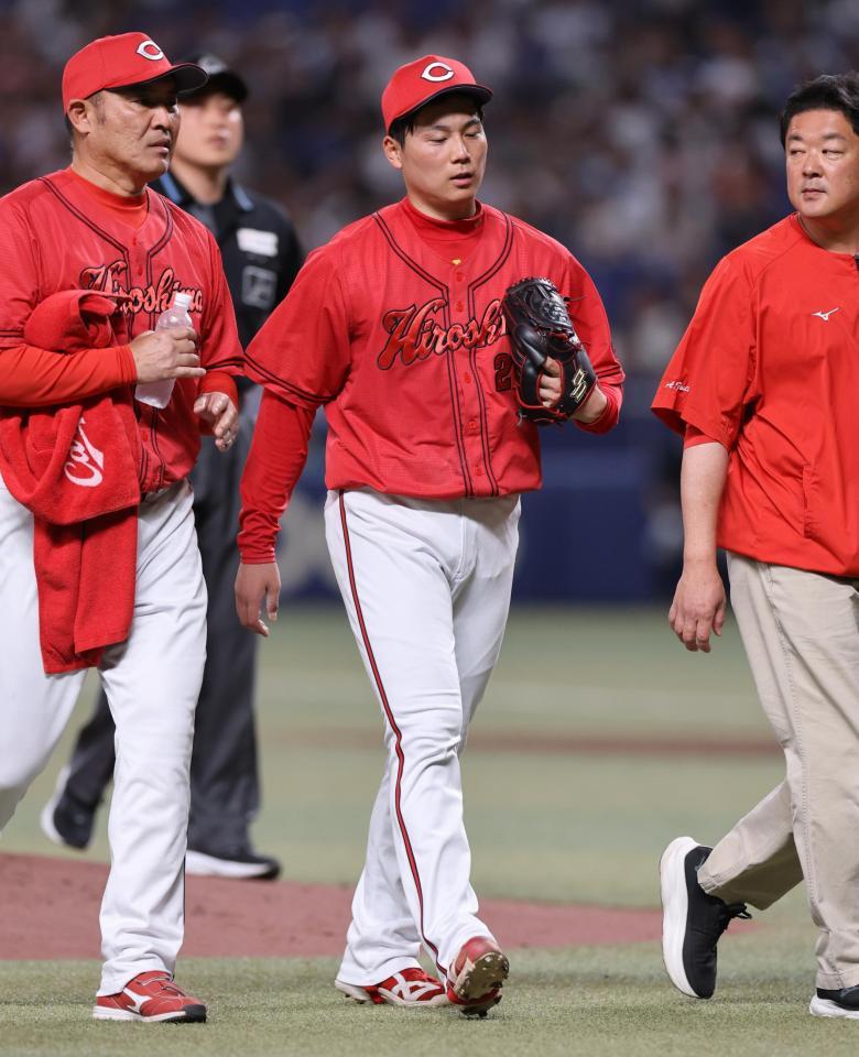 １回裏途中、ベンチに戻る広島先発の栗林。このあと、交代が告げられる