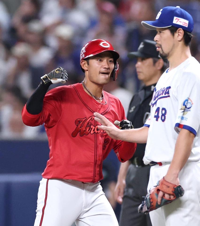 ５回、中前打を放ち、拳を握る名原（撮影・北村雅宏）