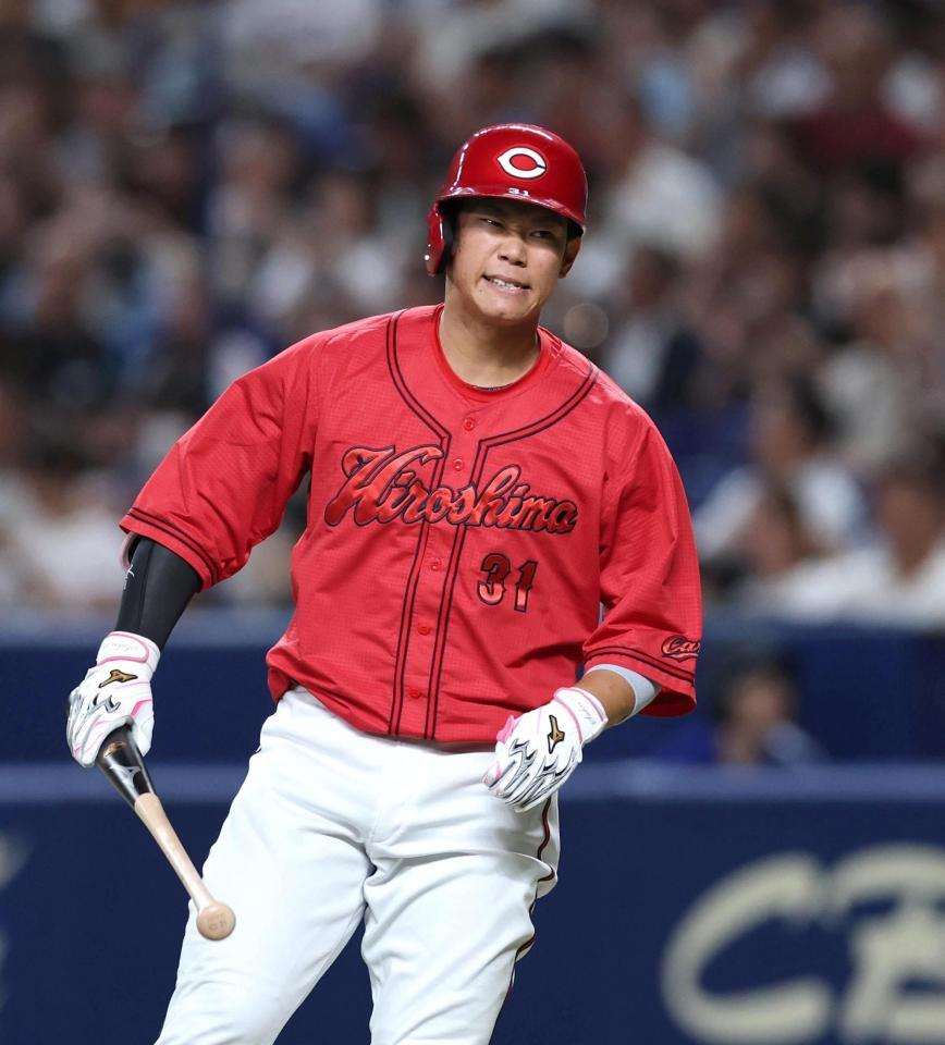 ６回、一直に倒れた坂倉（撮影・北村雅宏）