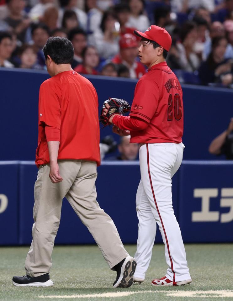 １回、トレーナーに付き添われベンチへ戻る栗林。交代となる