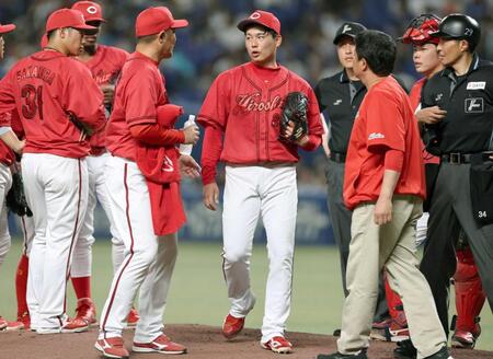 １回、再びマウンドを降りる栗林（中央）＝撮影・北村雅宏