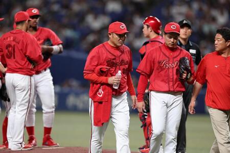 １回、負傷してマウンドを後にする栗林（右から２人目）＝撮影・北村雅宏