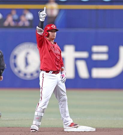 ７回、勝ち越しとなる適時二塁打を放ち、指を立てる坂倉（撮影・北村雅宏）