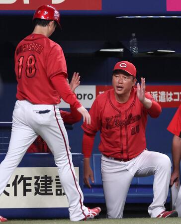 ３回、生還した森下を迎える新井監督