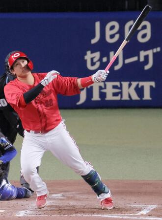 ４回、左中間へソロを放つ石原