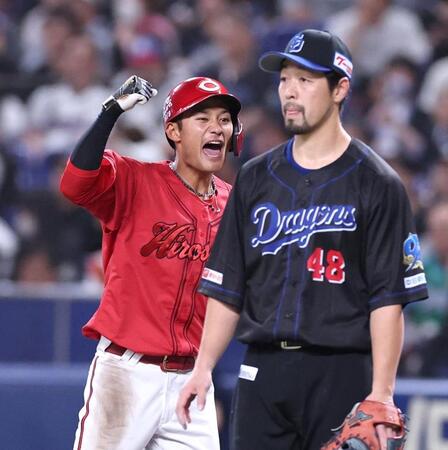 ４回、左前打を放ち、雄たけびを上げる名原（左）＝撮影・北村雅宏