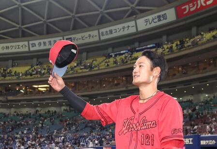 お立ち台でファンの声援に応える名原（撮影・北村雅宏）