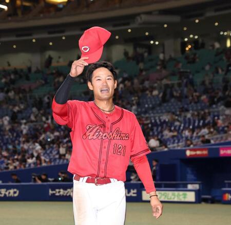 お立ち台でファンの声援に応える名原（撮影・北村雅宏）
