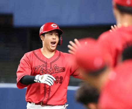 ４回、同点となるソロを放ち、ナインとタッチを交わす石原（撮影・北村雅宏）