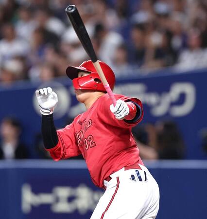 ４回、同点となるソロを放つ石原（撮影・北村雅宏）