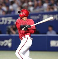 １回、中前打を放つ名原（撮影・北村雅宏）