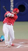 ７回、坂倉が右中間へ勝ち越し二塁打を放つ