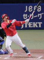 ４回、左中間へソロを放つ石原
