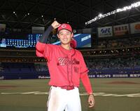 お立ち台でポーズをとる名原（撮影・北村雅宏）