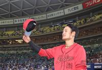 お立ち台でファンの声援に応える名原（撮影・北村雅宏）