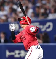 ４回、同点となるソロを放つ石原（撮影・北村雅宏）