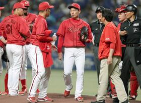 １回、再びマウンドを降りる栗林（中央）＝撮影・北村雅宏