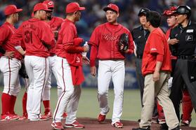 １回、負傷してマウンドを後にする栗林（中央右）＝２２日