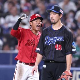 ４回、左前打を放ち、雄たけびを上げる名原（左）＝撮影・北村雅宏