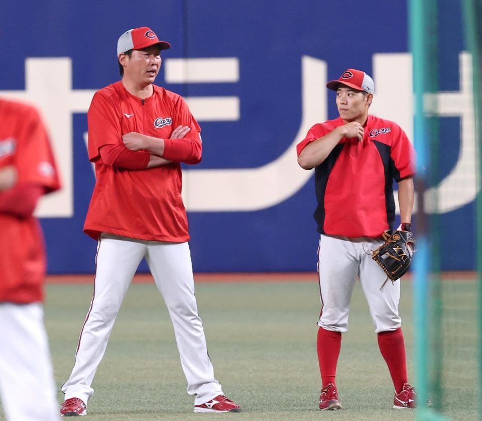 練習中、勝田と話す新井監督（左）＝撮影・北村雅宏