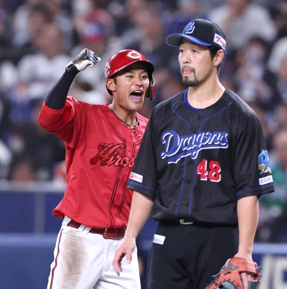 ４回、左前打を放ち、雄たけびを上げる名原（左）＝撮影・北村雅宏