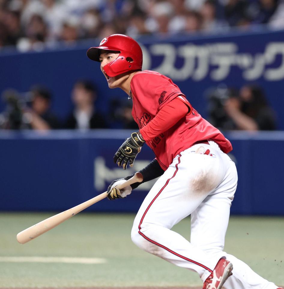 ４回、左前打を放つ名原（撮影・北村雅宏）