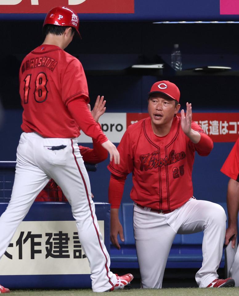 ３回、生還した森下を迎える新井監督