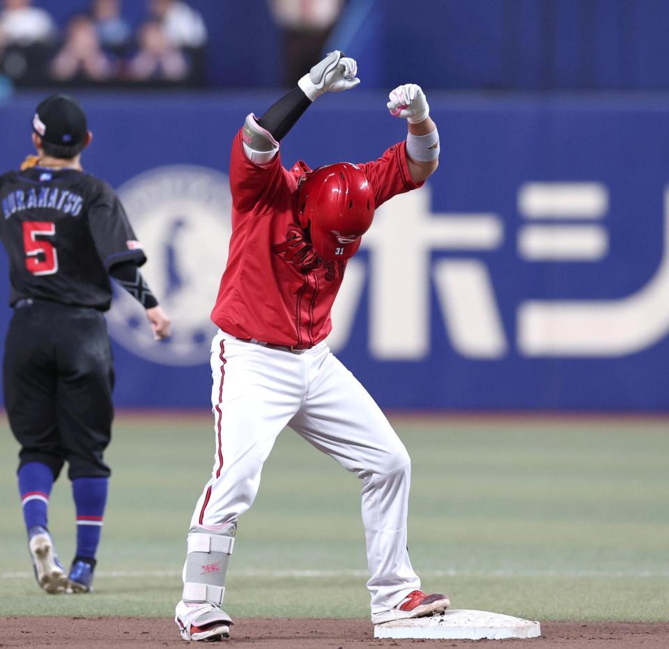 ７回、勝ち越しとなる適時二塁打を放ち、拳を握る坂倉（撮影・北村雅宏）