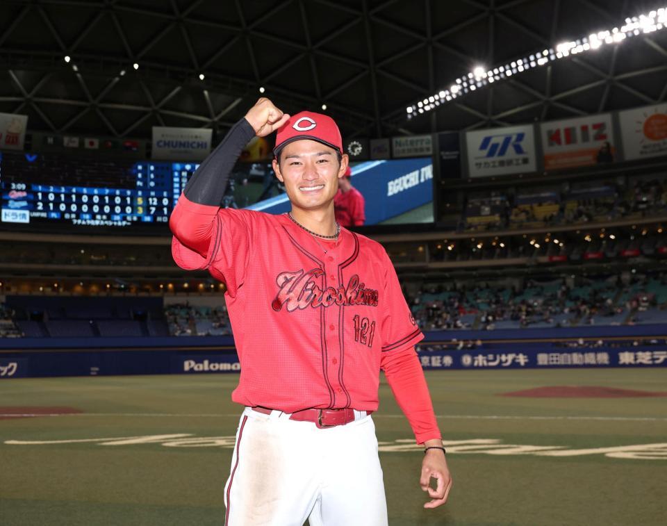 お立ち台でポーズをとる名原（撮影・北村雅宏）