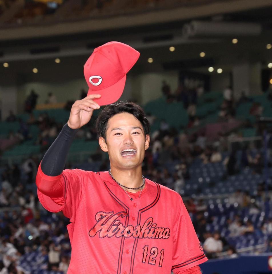 お立ち台でファンの声援に応える名原（撮影・北村雅宏）