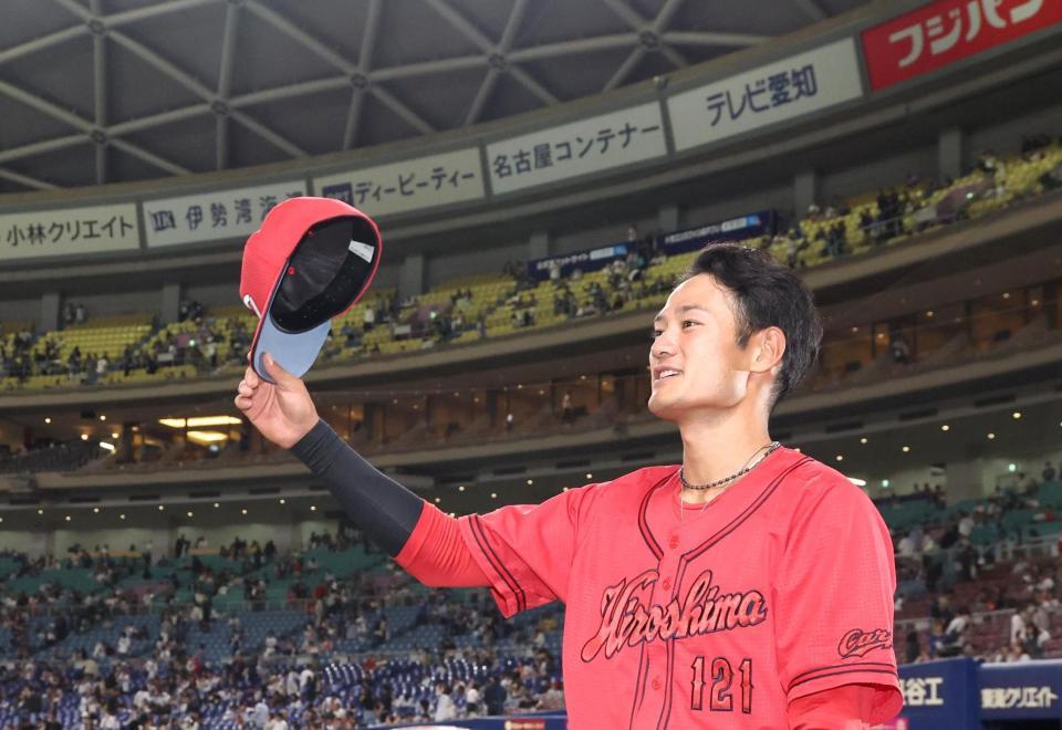 お立ち台でファンの声援に応える名原（撮影・北村雅宏）