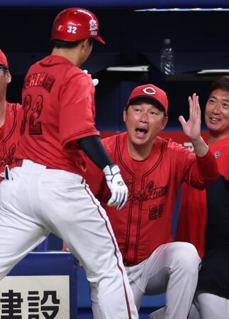 ４回、同点ソロを放った石原を迎える新井監督