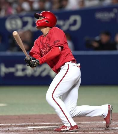 ３回、左前打を放つ名原（撮影・北村雅宏）