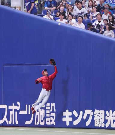 ５回、ボスラーの邪飛をキャッチする名原（撮影・北村雅宏）