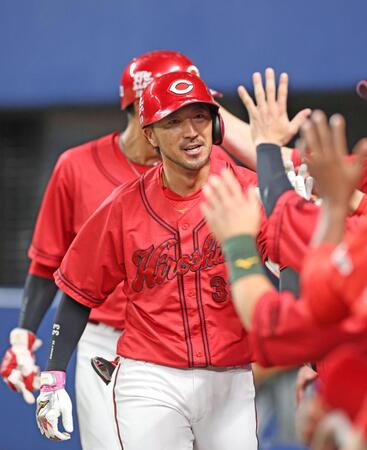 ６回、２ランを放ち、ナインとタッチを交わす菊池（撮影・北村雅宏）
