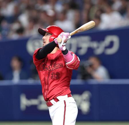 ６回、２ランを放つ菊池（撮影・北村雅宏）