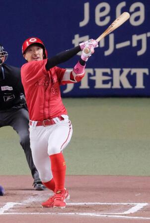 ６回、菊池が左越え２ランを放つ