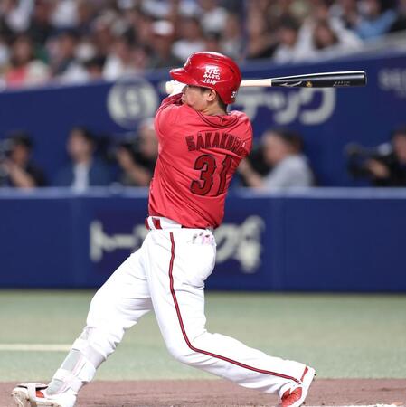 ６回、二塁打を放つ坂倉（撮影・北村雅宏）